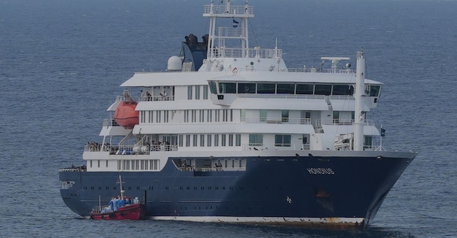 La nave da crociera MV Hondius è ormeggiata in un porto di Praia, a Capo Verde, mercoledì 6 maggio 2026. Sabato sarà a Tenerife. (Foto AP/Misper Apawu)      Associated Press/ LaPresse Solo Italia e Spagna APN