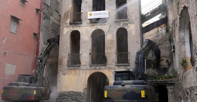 L'inizio dell' abbattimento Palazzo Fienga a Torre Annunziata, con il ministro degli interni Matteo Piantedosi e il ministro alle infrastrutture Matteo Salvini, 5 maggio 2026  ANSA / Cesare Abbate