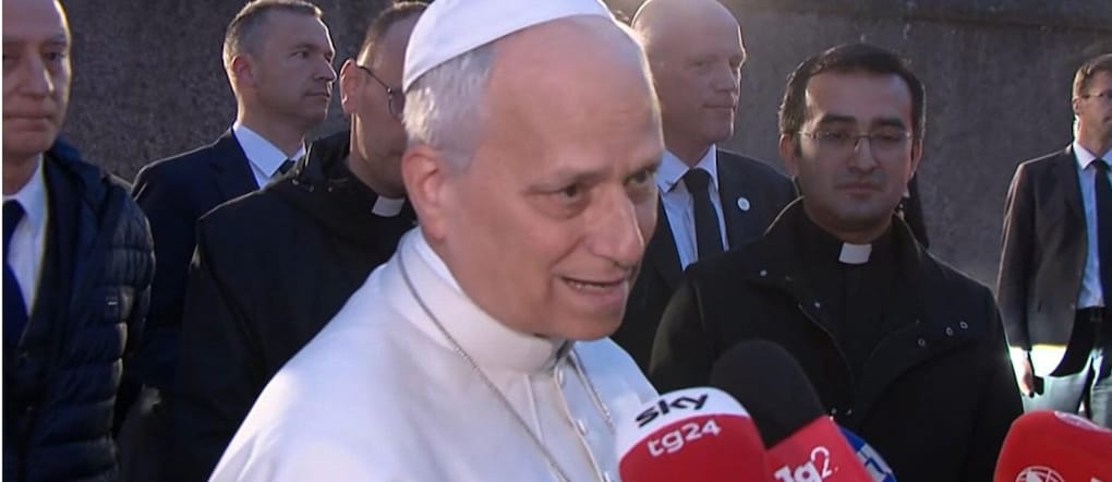 "La missione della Chiesa è predicare il                  Vangelo e la pace. Se qualcuno vuole criticarmi per annunciare                  il Vangelo, lo faccia". Lo ha detto il Papa uscendo da Castel                  Gandolfo, 05 maggio 2026. ANSA/FERMO IMMAGINE TG2 ANSA