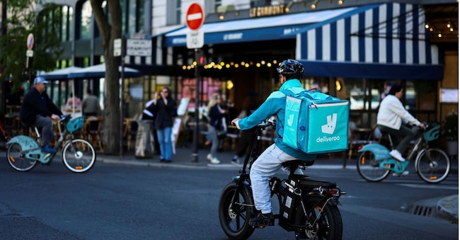 Un rider di Deliveroo. REUTERS/Sarah Meyssonnier REUTERS