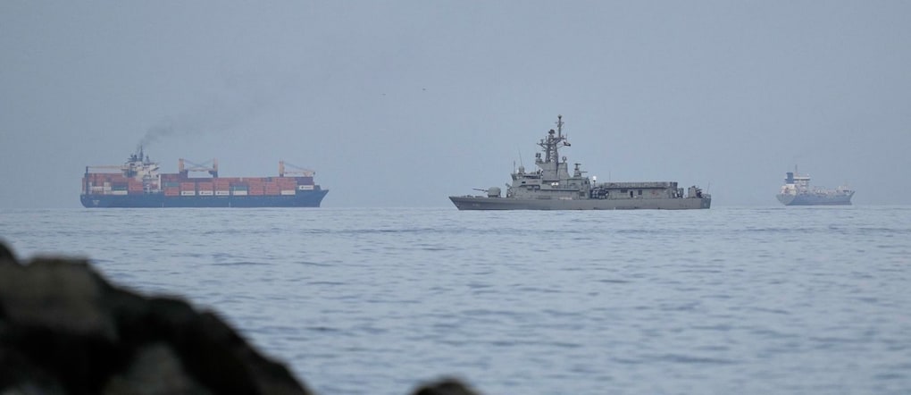 foto d’archivio - Una nave della Marina degli Emirati Arabi Uniti naviga accanto a una nave da carico nello Stretto di Hormuz, vista da Khor Fakkan, Emirati Arabi Uniti, mercoledì 11 marzo 2026. (AP Photo/Altaf Qadri) Associated Press