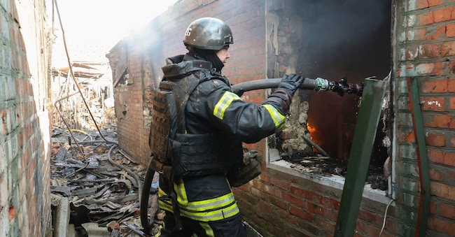  I soccorritori ucraini sono al lavoro sul luogo di un attacco russo contro un edificio privato a Kharkiv, nell'Ucraina nord-orientale, il 6 maggio 2026, nel corso dell'invasione russa. Secondo il Servizio statale di emergenza dell'Ucraina, almeno due persone sono rimaste ferite in seguito agli attacchi russi che hanno colpito Kharkiv.  EPA/SERGEY KOZLOV EPA