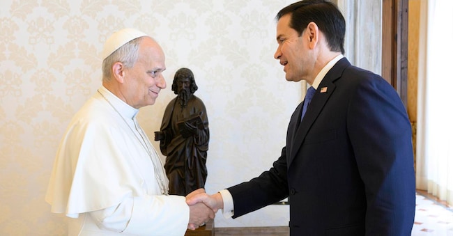 Una foto fornita da Vatican Media mostra Papa Leone XIV mentre riceve in udienza privata il Segretario di Stato americano Marco Rubio, in Città del Vaticano, il 7 maggio 2026.  EPA/VATICAN MEDIA  EPA
