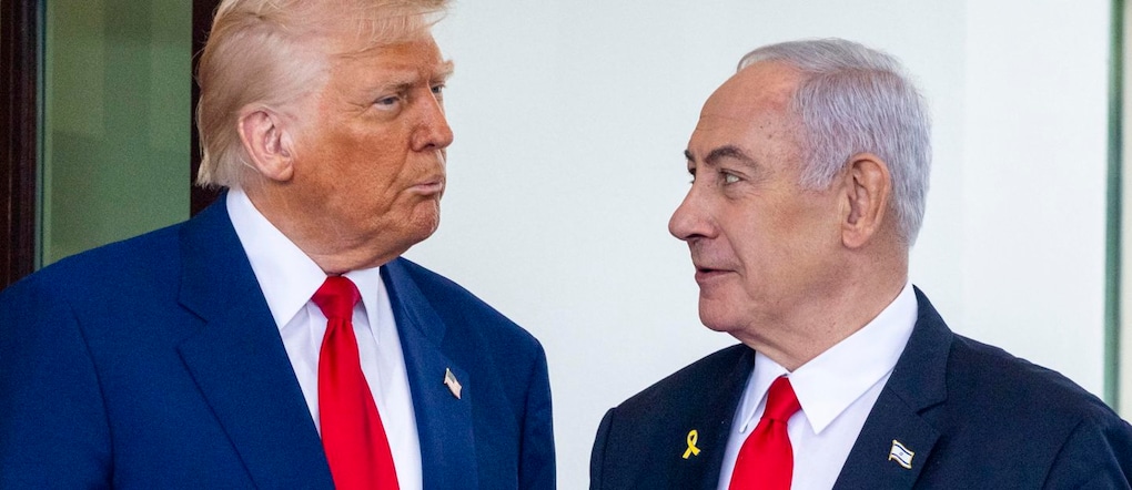  Il presidente degli Stati Uniti Donald J. Trump (a sinistra) saluta il primo ministro israeliano Benjamin Netanyahu (a destra) al suo arrivo per un incontro nell'Ala Ovest della Casa Bianca a Washington, DC, USA, il 7 aprile 2025. La conferenza stampa del presidente Trump e del primo ministro Netanyahu nella East Room è stata annullata.  EPA/SHAWN THEW EPA