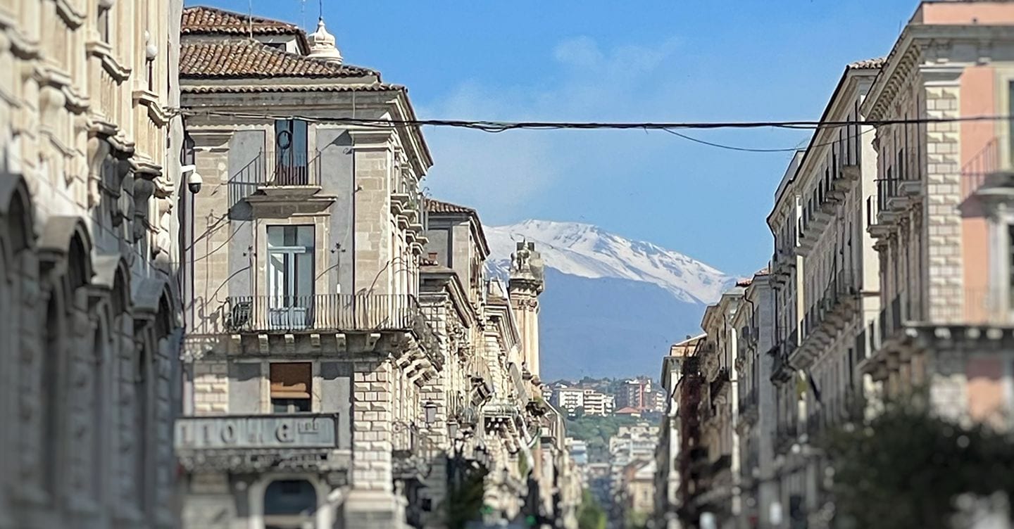 https://i2.res.24o.it/images2010/S24/Documenti/2026/05/12/Immagini/Ritagli/01-Vista-Etna-da-via-Etnea-Catania-ErikaScafuro-U17228645125ELp-1440x752@IlSole24Ore-Web.jpg