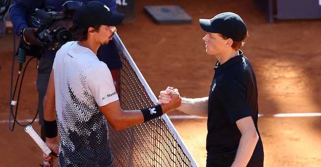 Tennis - Open d'Italia - Foro Italico, Roma, Italia - 11 maggio 2026 L'italiano Jannik Sinner stringe la mano all'australiano Alexei Popyrin dopo aver vinto il suo incontro del terzo turno REUTERS/Ciro De Luca REUTERS