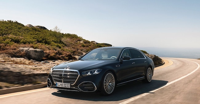La nuova Classe S. Stoccarda, 2026. Colore carrozzeria: MANUFAKTUR black sparkling Esterni: AMG Line  Interni: MANUFAKTUR bianco intenso / nero; Pacchetto Exclusive    (Mercedes-Benz AG)