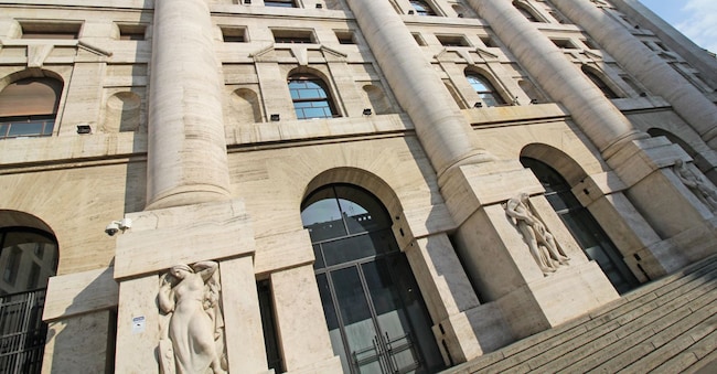 Milano: il palazzo della Borsa in piazza Affari Adobe Stock