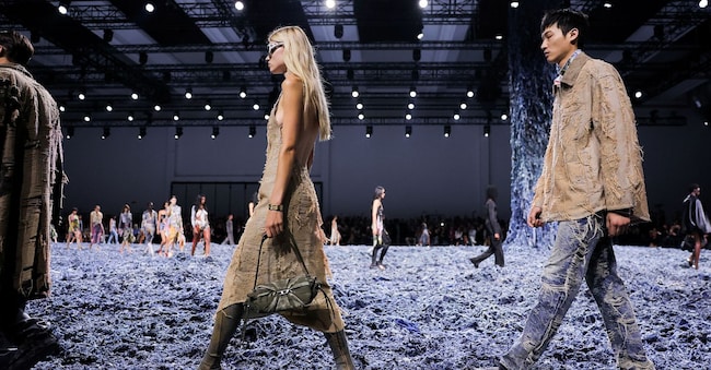 Una delle sfilate Diesel più spettacolari di sempre: modelle e modelli hanno calcato una grandissima passerella ricoperta di scarti di denim