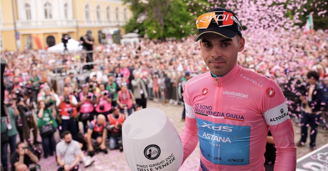 Guillermo Thomas Silva (XDS Astana Team) con la maglia rosa durante la terza tappa del Giro d’Italia, da Plovdiv a Sofia, in Bulgaria, domenica 10 maggio 2026. (Foto di Marco Alpozzi/LaPresse) LAPRESSE