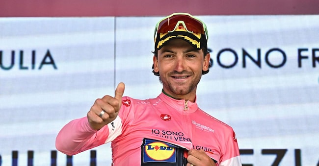 Il corridore italiano Giulio Ciccone del team Lidl Trek, che indossa la maglia rosa di leader della classifica generale, posa sul podio dopo la quarta tappa del 109° Giro d'Italia 2026, gara ciclistica di 138 km da Catanzaro a Cosenza. (Ansa)