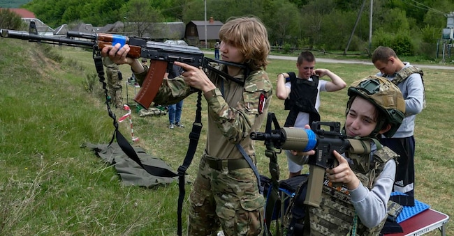 Alcuni bambini ucraini partecipano a una mostra volta a far conoscere loro alcune attrezzature militari nei pressi della città di Svaliava, nella regione della Transcarpazia, in Ucraina, il 9 maggio 2026, mentre è in corso l’invasione russa. Il programma patriottico per i bambini è stato organizzato dai cadetti della Resistenza Nazionale e dai militari della 42ª Brigata Meccanizzata delle Forze Armate ucraine. EPA/IGOR TKACHENKO EPA
