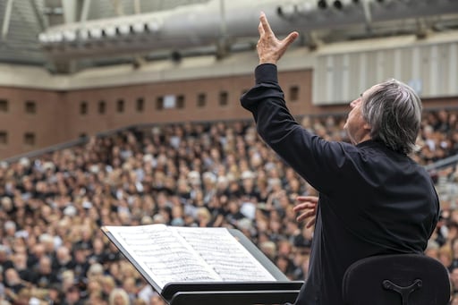 Viaggio nella coralità. Con il progetto «Cantare amantis est» il Maestro Riccardo Muti (di profilo) dirige oltre 3500 coristi al Pala De André di Ravenna (Silvia Lelli)