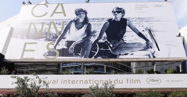 Il manifesto della 79ª edizione del Festival di Cannes è appeso sulla facciata del Palais des Festivals alla vigilia dell'inizio della 79ª edizione del Festival di Cannes. Il festival si svolgerà dal 12 al 23 maggio 2026.   (EPA/Teresa Suarez)