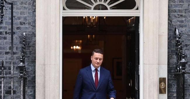 epa12952231 Il ministro britannico della Salute e dell'Assistenza sociale, Wes Streeting, lascia il numero 10 di Downing Street dopo un incontro con il primo ministro britannico a Londra, Gran Bretagna, il 13 maggio 2026.  EPA/NEIL HALL EPA