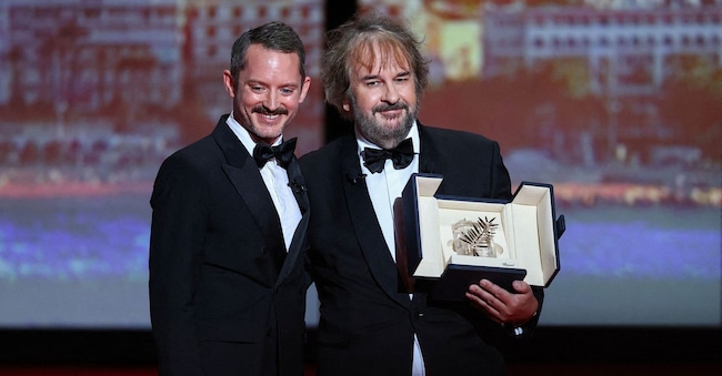 Il regista neozelandese Peter Jackson riceve la Palma d'Oro d'Onore dalle mani di Elijah Wood durante la cerimonia di apertura e la proiezione del film "La Venus electrique" (The Electric Kiss), fuori concorso, alla 79ª edizione del Festival di Cannes, a Cannes, in Francia, il 12 maggio 2026. REUTERS/Manon Cruz   REUTERS