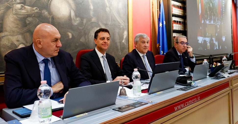 Crosetto: «Avviciniamo due cacciamine a Hormuz ma aspettiamo la pace». Tajani: «Non chiediamo una nuova operazione» Crosetto: «Avviciniamo due cacciamine a Hormuz ma aspettiamo la pace». Tajani: «Non chiediamo una nuova operazione»