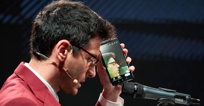 Valerio Lundini porta in tour europeo lo spettacolo «Il mansplaining spiegato a mia figlia»