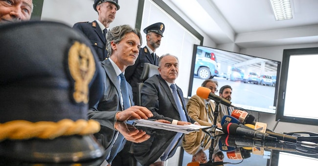 ll procuratore della Repubblica di Napoli  Nicola Gratteri partecipa alla conferenza stampa convocata per illustrare  l'indagine sulla esfiltrazione  dalle banche dati , di agenti dellla Polizia di Stato attraverso  accessi abusivi, di informazioni riservate di calciatori,  imprenditori, gente dello spettacolo, cantanti e attori dati che venivano venduti ad alcune agenzie. 13 maggio 2026 ANSA/ CIRO FUSCO ANSA