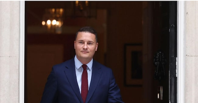 epa12957159 (FILE) Il ministro britannico della Salute e dell'Assistenza sociale, Wes Streeting, lascia il numero 10 di Downing Street dopo un incontro con il primo ministro britannico a Londra, Regno Unito, il 13 maggio 2026. Nella sua lettera di dimissioni del 14 maggio indirizzata al primo ministro, Streeting ha dichiarato di aver "perso fiducia" nella leadership di Keir Starmer. EPA/NEIL HALL EPA