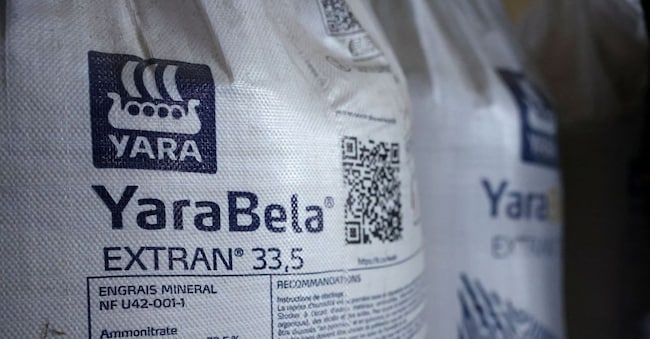 Sacchi di fertilizzanti azotati nel fienile di un agricoltore francese ad Arville REUTERS