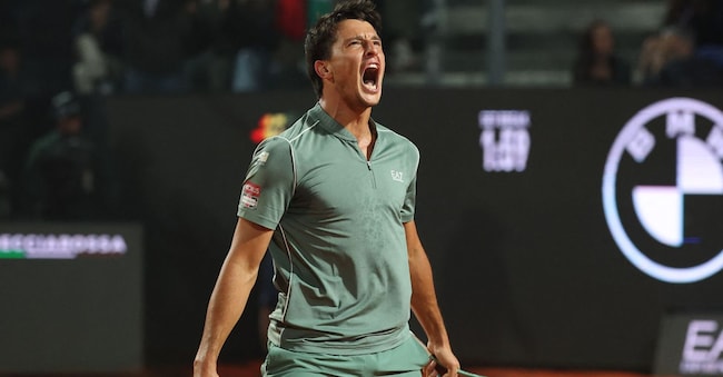 Tennis - Italian Open - Foro Italico, Rome, Italy - May 14, 2026 Italy's Luciano Darderi reacts during his quarter final match against Spain's Rafael Jodar REUTERS/Claudia Greco REUTERS