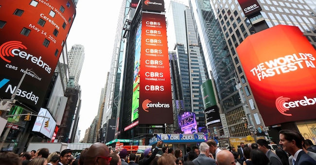 Insegna della Cerebras Systems Inc. durante l'offerta pubblica iniziale (IPO) della società presso il Nasdaq MarketSite di New York, Stati Uniti, giovedì 14 maggio 2026. Le azioni della Cerebras Systems Inc. dovrebbero aprire con un rialzo dell'82% rispetto al prezzo di quotazione, dopo che il produttore di chip per l'intelligenza artificiale ha raccolto 5,55 miliardi di dollari in un'IPO ampliata e molto attesa. (Fotografo: Michael Nagle/Bloomberg)