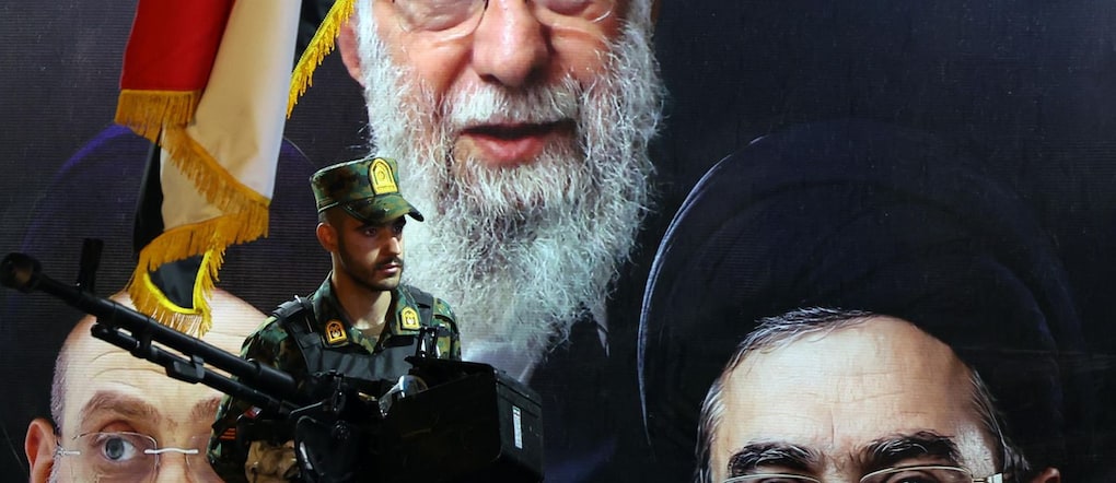 Un militare iraniano monta la guardia davanti alla foto del defunto leader supremo iraniano Ayatollah Ali Khamenei (in alto) e dell'attuale leader supremo iraniano Ayatollah Mojtaba Khamenei (a destra) durante una cerimonia di addio alla nazionale iraniana di calcio a Teheran, in Iran, il 13 maggio 2026. La nazionale iraniana parteciperà ai Mondiali FIFA 2026 negli Stati Uniti.  EPA/ABEDIN TAHERKENAREH EPA