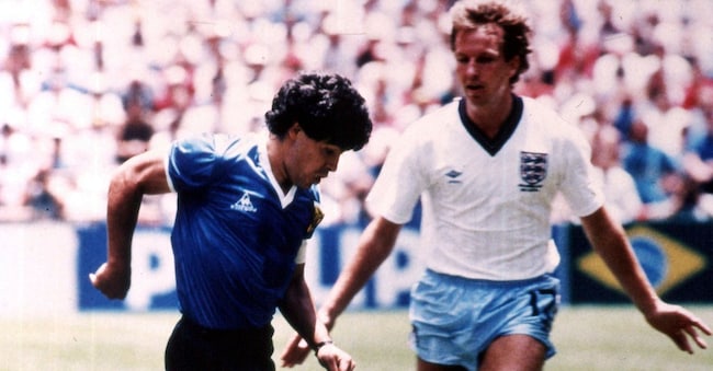 L'argentino Diego Maradona, a sinistra, cerca di superare l'inglese Trevor Steven durante la partita dei quarti di finale dei Mondiali, allo Stadio Azteca di Città del Messico, il 22 giugno 1986. La maglia indossata da Diego Maradona quando segnò il controverso gol della "Mano di Dio" contro l'Inghilterra ai Mondiali del 1986 è in vendita per la prima volta. Mercoledì 6 aprile 2022 la casa d'aste Sotheby's ha dichiarato che la maglia potrebbe raggiungere un valore superiore a 4 milioni di sterline (5,2 milioni di dollari) in un'asta online che avrà inizio il 20 aprile. (Foto AP, archivio)