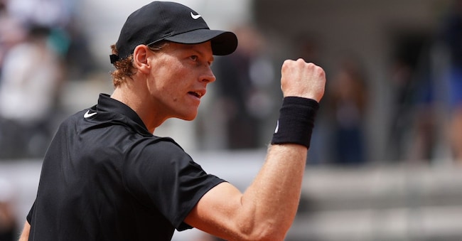 L'italiano Jannik Sinner esulta dopo aver battuto Andrey Rublev per 6-2, 6-4 durante il loro incontro al torneo di tennis Italian Open a Roma, giovedì 14 maggio 2026. (AP Photo/Andrew Medichini) Associated Press / LaPresse Solo Italia e Spagna APS