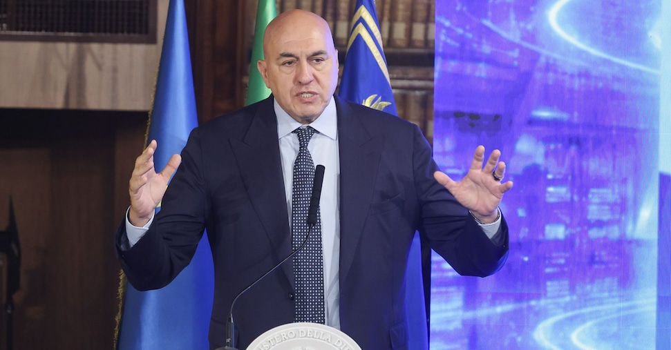 Difesa, in arrivo app e piattaforma per tutte le aziende che vogliono collaborare. Crosetto: «Le piccole e innovative non entrano nei nostri uffici»