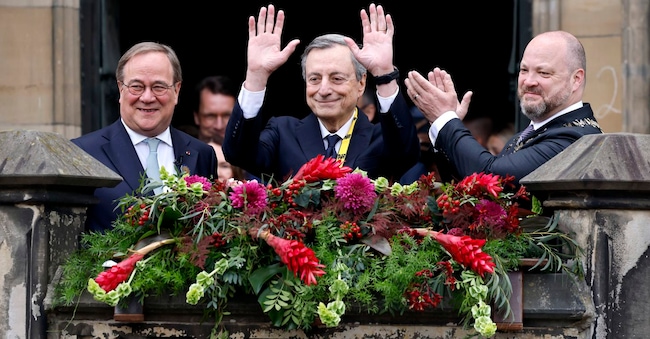 Premio Internazionale Carlo Magno conferito  a personalità con meriti particolari in favore dell'integrazione e unione in Europa
nella foto a sinistra Armin Laschet, Presidente del Consiglio di Amministrazione del Premio Carlo Magno al centro  l' economista Mario Draghi insignito del premio Carlo Magno. a destra il sindaco di Aquisgrana Michael Ziemons - Italy Photo Press  16878