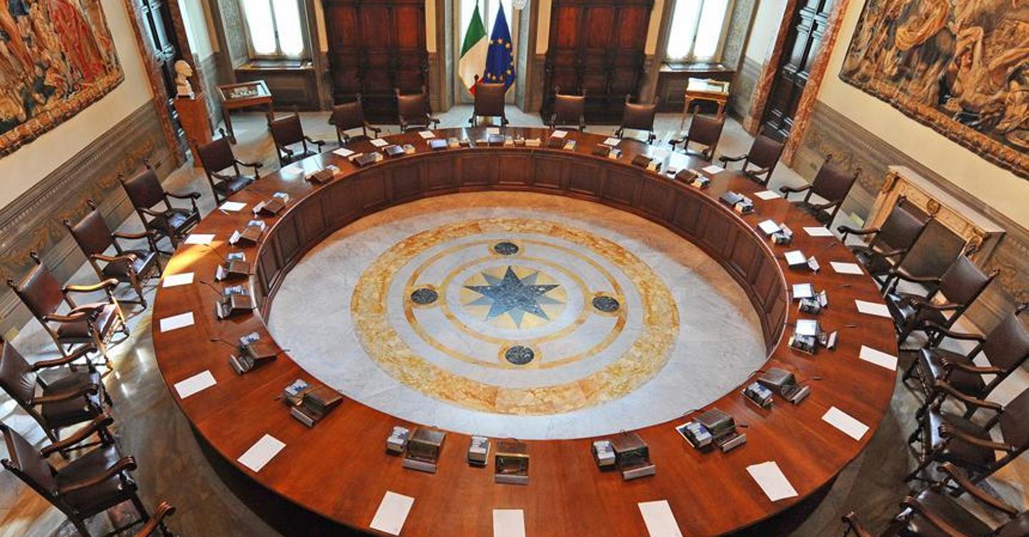 https://i2.res.24o.it/images2010/S24/Documenti/2026/05/15/Immagini/Ritagli/sala_consiglio_dei_ministri_7_0_1-kfrD-U08877000852eGp-1440x752@IlSole24Ore-Web.jpg