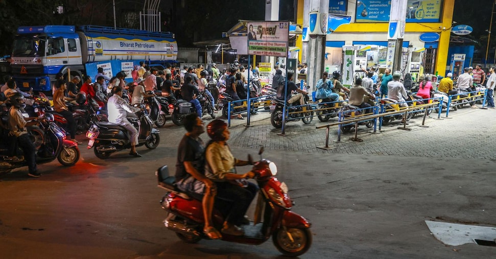 Il Governo indiano alza il prezzo dei carburanti per la prima volta in quattro anni Il Governo indiano alza il prezzo dei carburanti per la prima volta in quattro anni