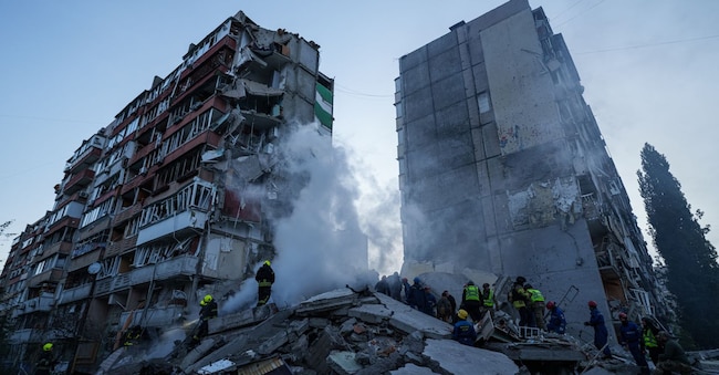 I soccorritori rimuovono le macerie di una casa gravemente danneggiata in seguito a un attacco russo contro un quartiere residenziale di Kiev, in Ucraina, giovedì 14 maggio 2026. (AP Photo/Evgeniy Maloletka) APN