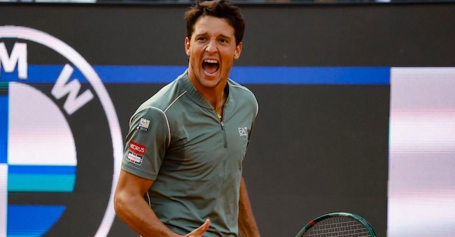 L'italiano Luciano Darderi reagisce durante la semifinale del singolare maschile contro il norvegese Casper Ruud al torneo di tennis Italian Open a Roma, il 15 maggio 2026.   (ANSA/Fabio Frustaci)