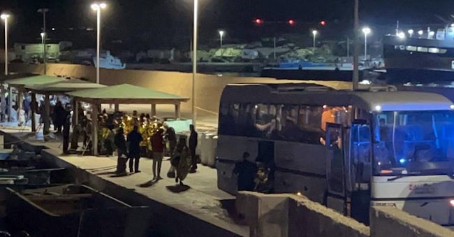 Lo sbarco di 55 persone originarie di Camerun, Costa d'Avorio, Gambia, Guinea, Mali, Nigeria e Sierra Leone a Lampedusa, soccorse da una motovedetta della Guardia di finanza, Lampedusa: nella vicenda è deceduta per ipotermia una nenoata ANSA