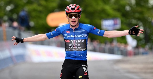 Jonas Vingegaard festeggia dopo aver tagliato il traguardo e aver vinto la nona tappa REUTERS
