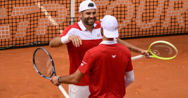 Simone Bolelli e Andrea Vavassori (a destra) festeggiano dopo aver vinto la semifinale di doppio maschile contro il britannico Neal Skupski e l'americano Christian Harrison (non presenti nella foto) al torneo di tennis Italian Open a Roma ANSA/ALESSANDRO DI MEO