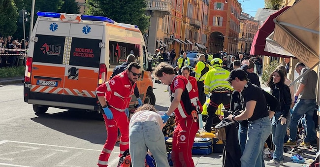 Un'auto a velocità sostenuta ha falciato una decina di persone a piedi, in centro a Modena, 16 maggio 2026. Ci sono feriti, alcuni in modo grave. Sul posto diverse forze dell'ordine e di soccorso. ANSA/Francesco Vecchi ANSA