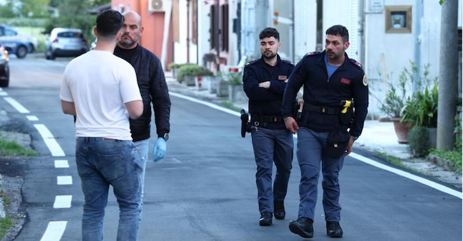 La perquisizione domiciliare a Ravarino (Modena), dove abita Salim Elkoudri, il 31enne - italiano di origine marocchina - che ha travolto con l'auto alcuni pedoni a Modena ANSA
