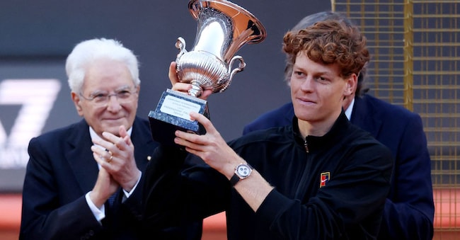 Jannik Sinner premiato al Foro Italico dal presidente della Repubblica Sergio Mattarella e da Adriano Panatta REUTERS/Claudia Greco REUTERS