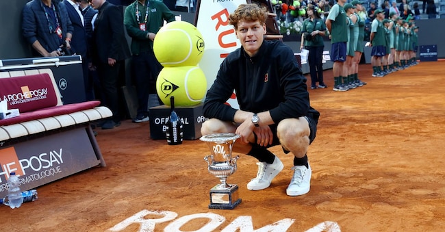  L'italiano Jannik Sinner festeggia con il trofeo dopo aver vinto la finale maschile contro il norvegese Casper Rudd REUTERS/Ciro De Luca