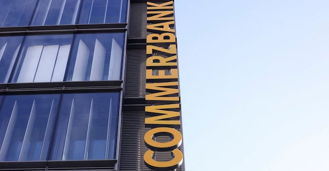 Il logo della Commerzbank in una filiale, mentre l'italiana UniCredit lancia un'offerta pubblica di acquisto non richiesta per aumentare la propria quota oltre il 30% nella Commerzbank, superando la soglia obbligatoria del 30% prevista dalla legge tedesca in materia di acquisizioni, a Colonia, Germania, il 16 marzo 2026. REUTERS/Thilo Schmuelgen/Foto d'archivio REUTERS