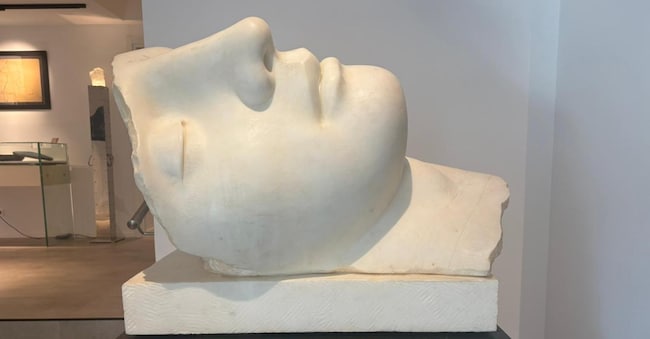 Igor Mitoraj, “Luna bianca”, 2012, marmo, 61x90x58 cm. Un’opera alla Teldil Art Gallery, 