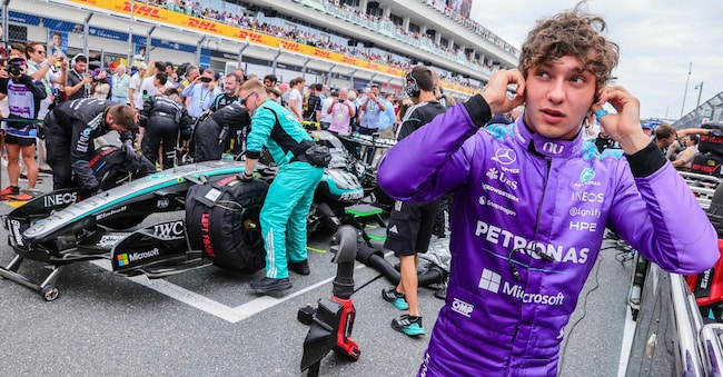 Il pilota italiano della Mercedes Andrea Kimi Antonelli scende dalla sua vettura sulla griglia di partenza prima del Gran Premio di Formula 1 di Miami, all'Autodromo Internazionale di Miami a Miami Gardens, in Florida (USA), il 3 maggio 2026. EPA/CRISTOBAL HERRERA-ULASHKEVICH EPA