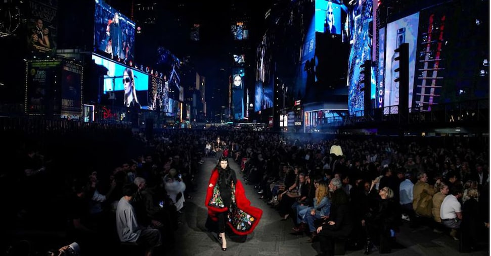 Gucci conquista Times Square e gioca con il suo iperconsumismo