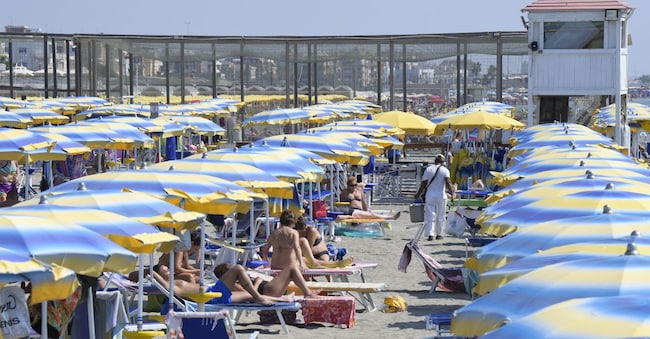 ULTIMA DOMENICA AL MARE PRIMA DELL' INIZIO DELL ANNO SCOLASTICO SPIAGGIA STABILIMENTO BALNEARE OMBRELLONI IMAGOECONOMICA