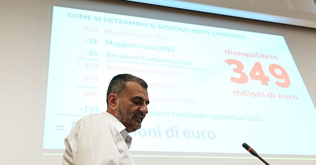 ANTONIO DECARO   PRESIDENTE REGIONE PUGLIA MANOVRA  SANITA' CONFERENZA STAMPA DEL PRESIDENTE ANTONIO DECARO 7146