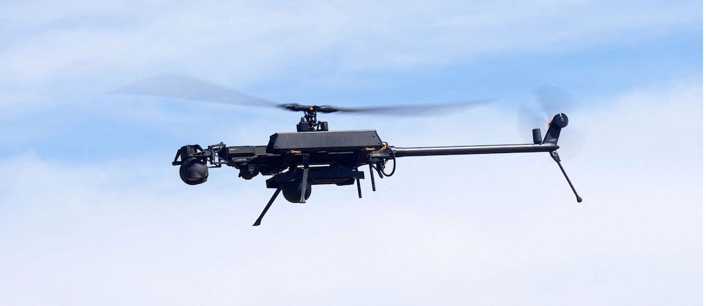 Un drone Anduril Ghost-X, un sistema aereo a pilotaggio remoto (UAS), sorvola la zona di addestramento di Pabrade, in Lituania, durante i test NATO delle nuove tecnologie anti-drone. REUTERS/Ints Kalnins REUTERS